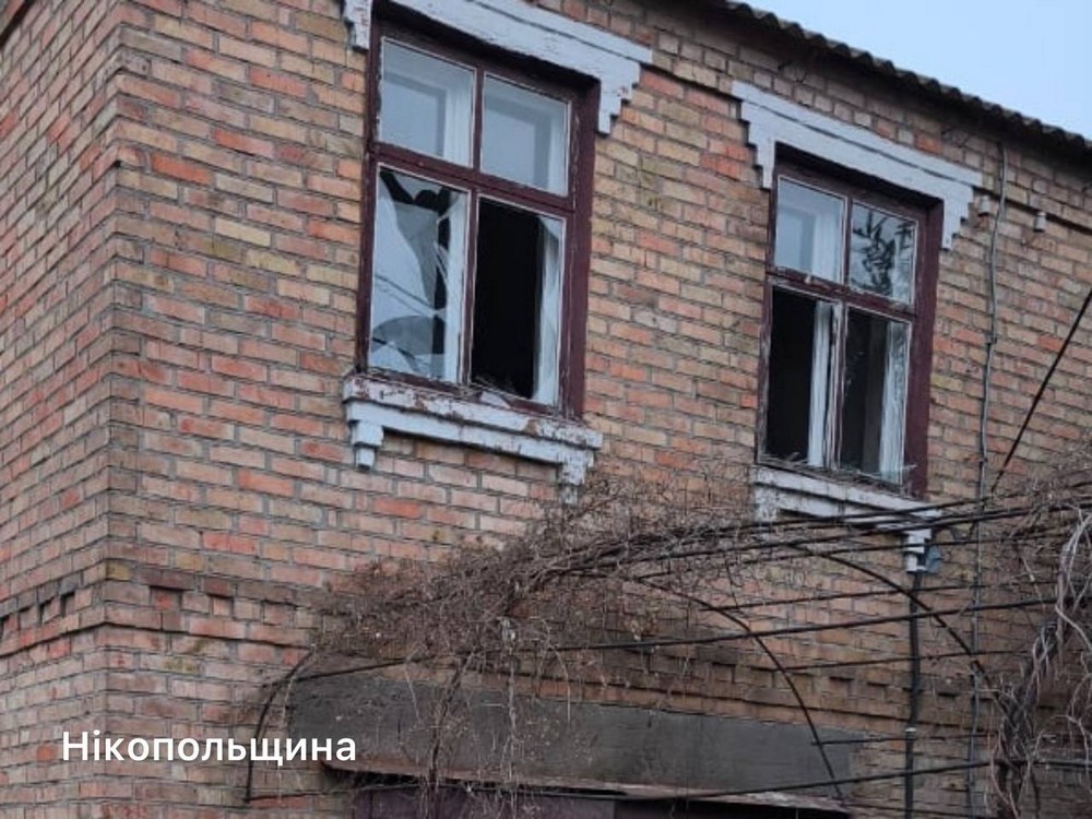 У Нікополі важко поранено жінку, побито будинки, також поранена є на Синельниківщині, під ударом було і Криворіжжя (фото)