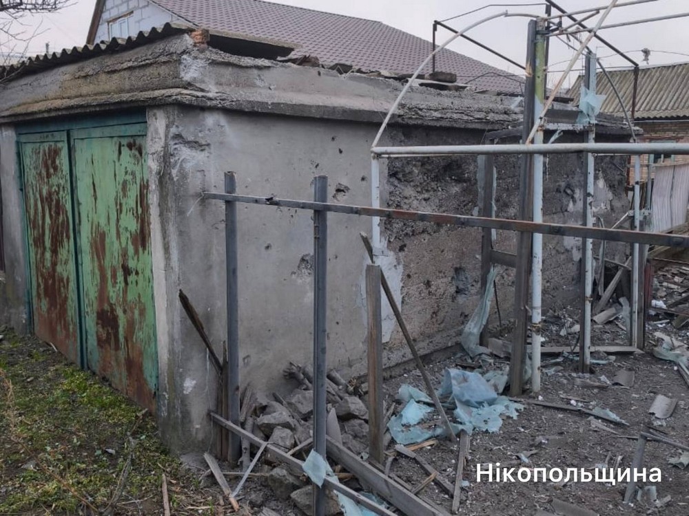 У Нікополі важко поранено жінку, побито будинки, також поранена є на Синельниківщині, під ударом було і Криворіжжя (фото)
