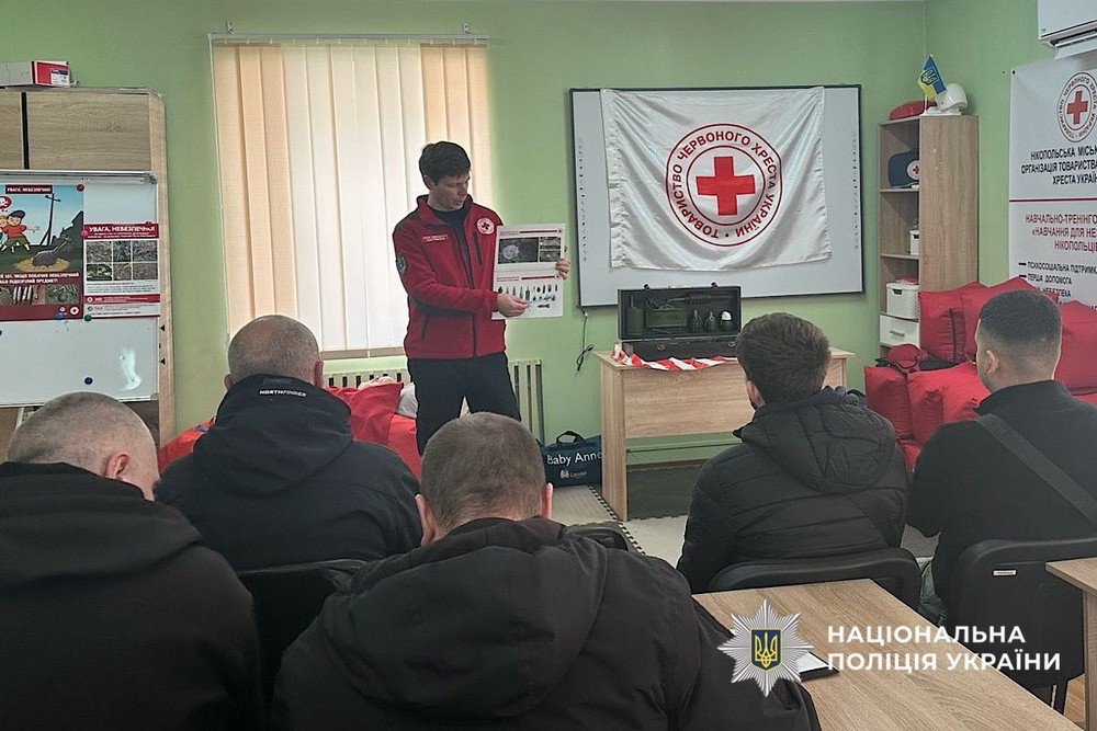 Під прицілом війни: у Нікополі поліцейські відпрацьовують дії у надзвичайних ситуаціях (фото) Під прицілом війни: у Нікополі поліцейські відпрацьовують дії у надзвичайних ситуаціях (фото)