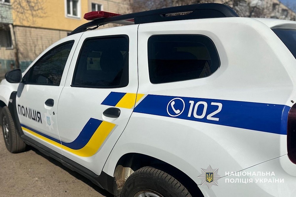 Ворог атакував жінку і дитину у Нікополі біля магазину, у Мирівській громаді вдарив по мопеду з родиною, на Синельниківщині є загиблі – поліція (фото) Ворог атакував жінку і дитину у Нікополі біля магазину, у Мирівській громаді вдарив по мопеду з родиною, на Синельниківщині є загиблі – поліція (фото)