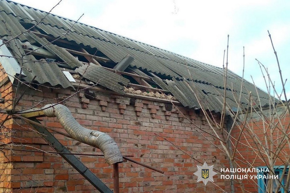 Ворог атакував жінку і дитину у Нікополі біля магазину, у Мирівській громаді вдарив по мопеду з родиною, на Синельниківщині є загиблі – поліція (фото) Ворог атакував жінку і дитину у Нікополі біля магазину, у Мирівській громаді вдарив по мопеду з родиною, на Синельниківщині є загиблі – поліція (фото)