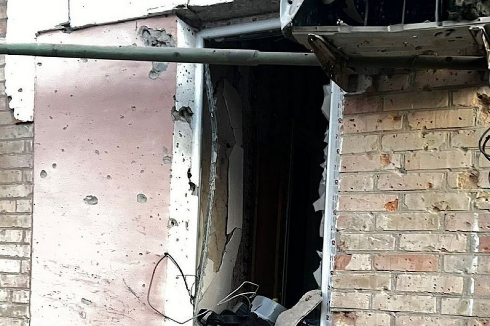 Ворог атакував жінку і дитину у Нікополі біля магазину, у Мирівській громаді вдарив по мопеду з родиною, на Синельниківщині є загиблі – поліція (фото) Ворог атакував жінку і дитину у Нікополі біля магазину, у Мирівській громаді вдарив по мопеду з родиною, на Синельниківщині є загиблі – поліція (фото)