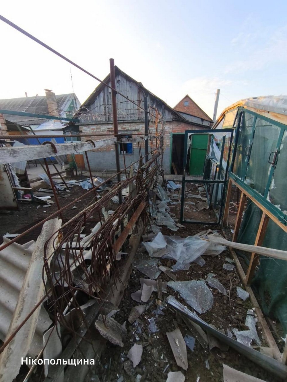 У Нікополі побито багатоповерхівки і автівки, двоє поранених у Кривому Розі, під ударом була і Синельниківщина (фото) У Нікополі побито багатоповерхівки і автівки, двоє поранених у Кривому Розі, під ударом була і Синельниківщина (фото)