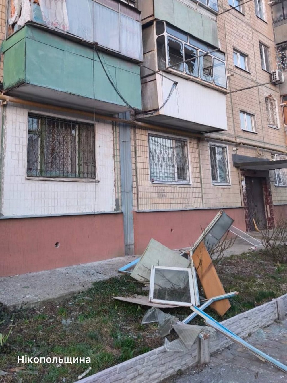 У Нікополі побито багатоповерхівки і автівки, двоє поранених у Кривому Розі, під ударом була і Синельниківщина (фото) У Нікополі побито багатоповерхівки і автівки, двоє поранених у Кривому Розі, під ударом була і Синельниківщина (фото)