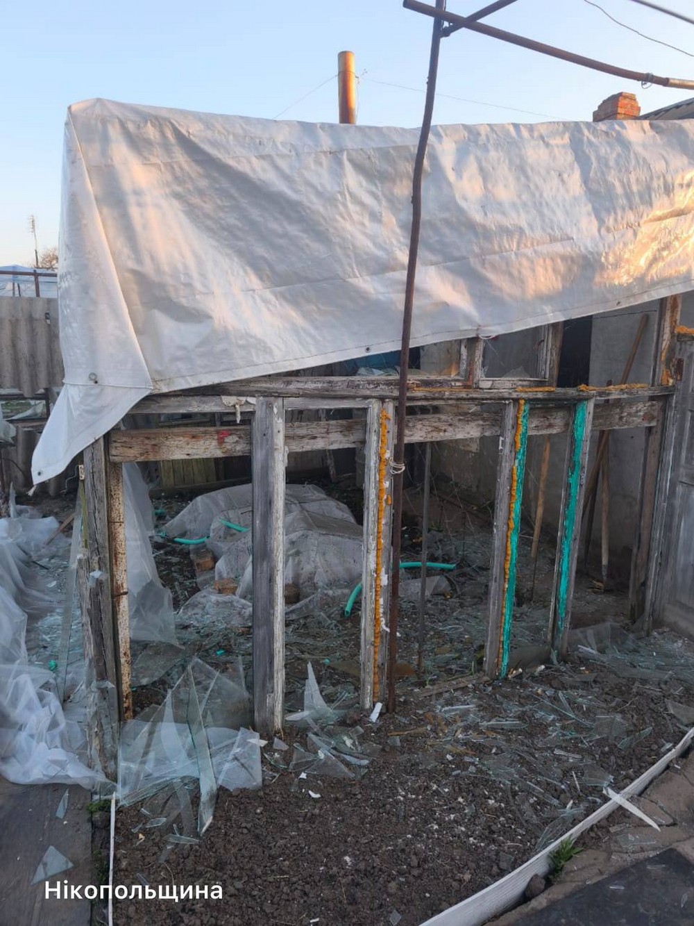 У Нікополі побито багатоповерхівки і автівки, двоє поранених у Кривому Розі, під ударом була і Синельниківщина (фото) У Нікополі побито багатоповерхівки і автівки, двоє поранених у Кривому Розі, під ударом була і Синельниківщина (фото)