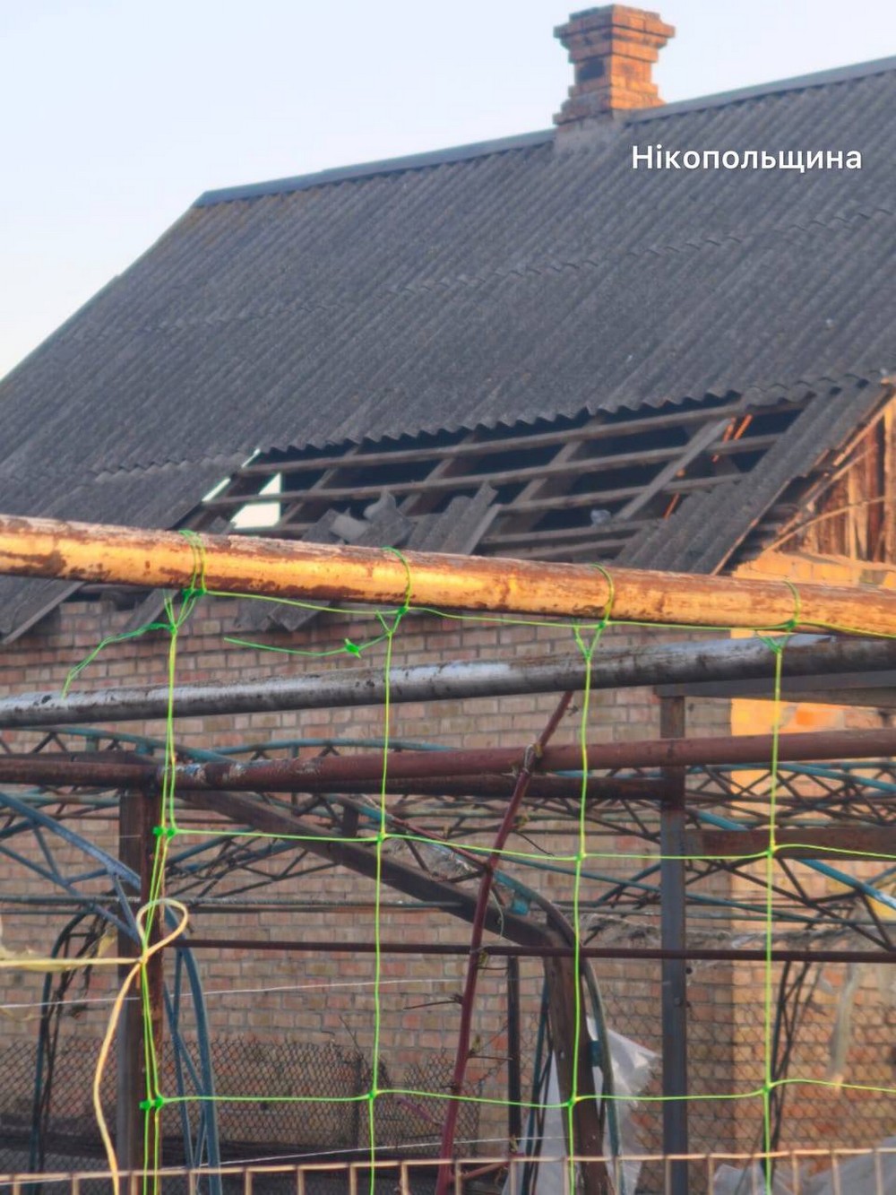 У Нікополі побито багатоповерхівки і автівки, двоє поранених у Кривому Розі, під ударом була і Синельниківщина (фото) У Нікополі побито багатоповерхівки і автівки, двоє поранених у Кривому Розі, під ударом була і Синельниківщина (фото)