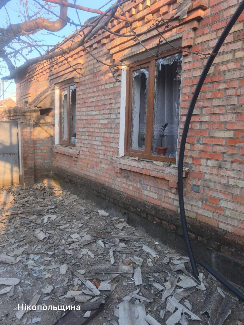 У Нікополі побито багатоповерхівки і автівки, двоє поранених у Кривому Розі, під ударом була і Синельниківщина (фото) У Нікополі побито багатоповерхівки і автівки, двоє поранених у Кривому Розі, під ударом була і Синельниківщина (фото)