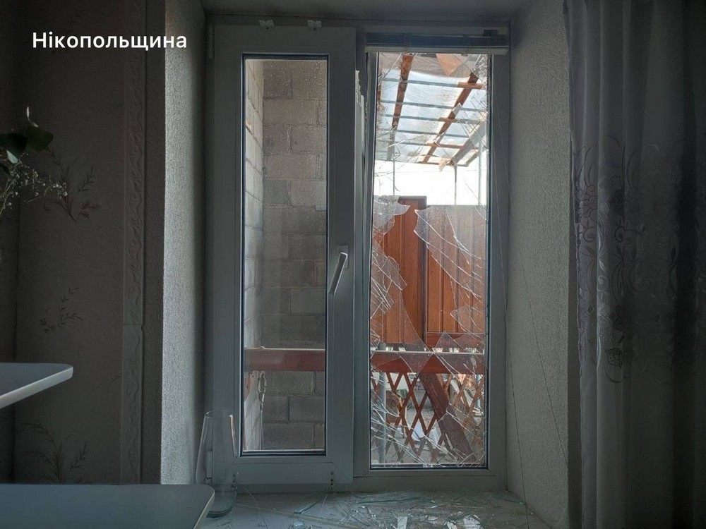 У Нікополі побито багатоповерхівки і автівки, двоє поранених у Кривому Розі, під ударом була і Синельниківщина (фото) У Нікополі побито багатоповерхівки і автівки, двоє поранених у Кривому Розі, під ударом була і Синельниківщина (фото)