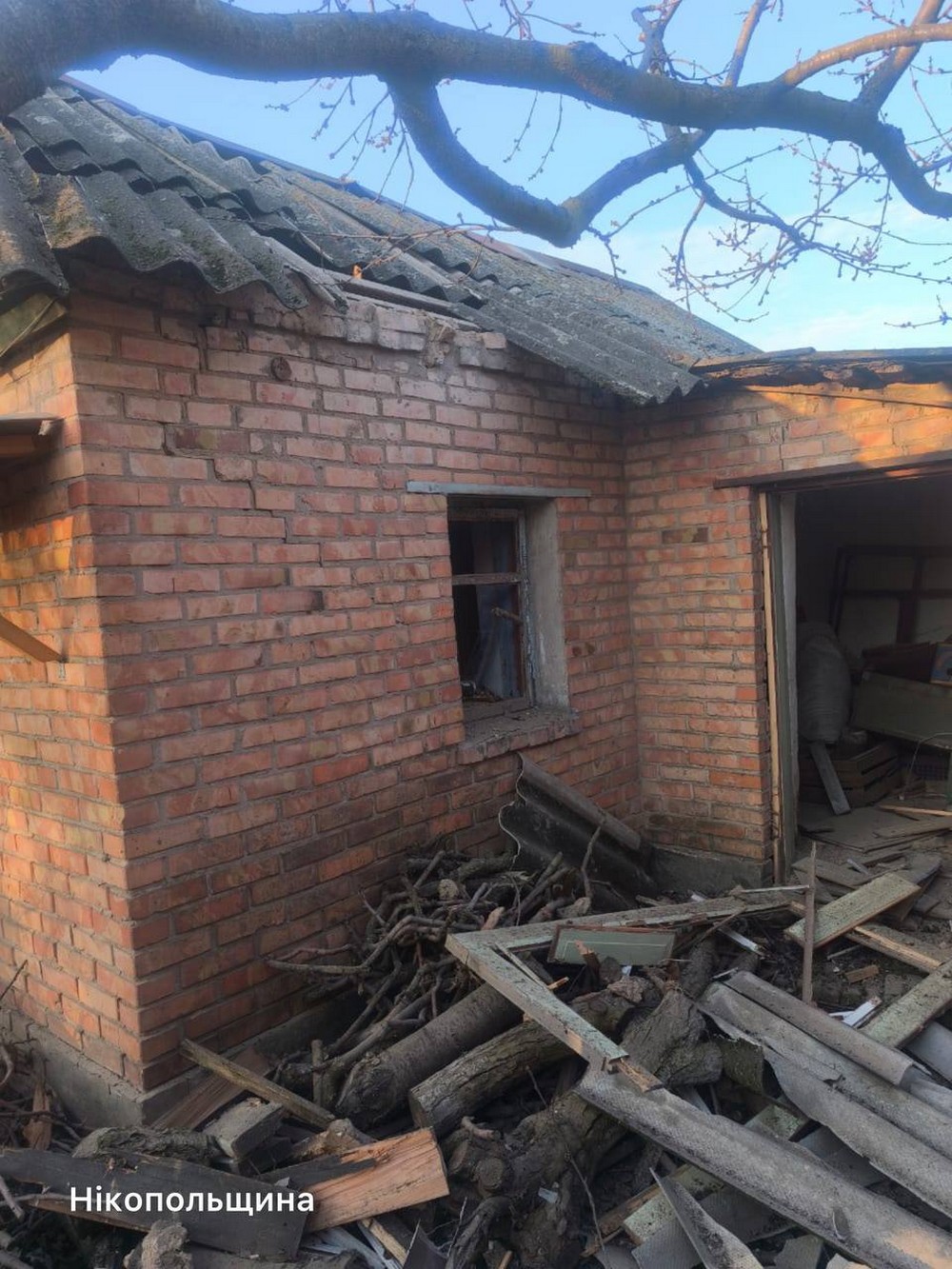 У Нікополі побито багатоповерхівки і автівки, двоє поранених у Кривому Розі, під ударом була і Синельниківщина (фото) У Нікополі побито багатоповерхівки і автівки, двоє поранених у Кривому Розі, під ударом була і Синельниківщина (фото)