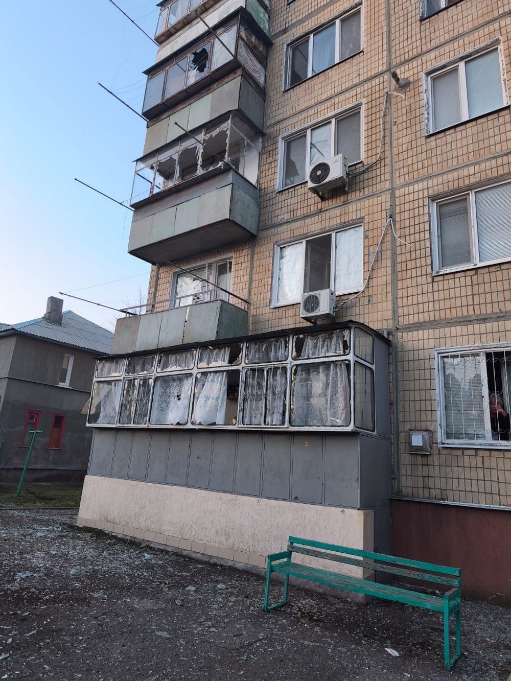 У Нікополі побито багатоповерхівки і автівки, двоє поранених у Кривому Розі, під ударом була і Синельниківщина (фото) У Нікополі побито багатоповерхівки і автівки, двоє поранених у Кривому Розі, під ударом була і Синельниківщина (фото)