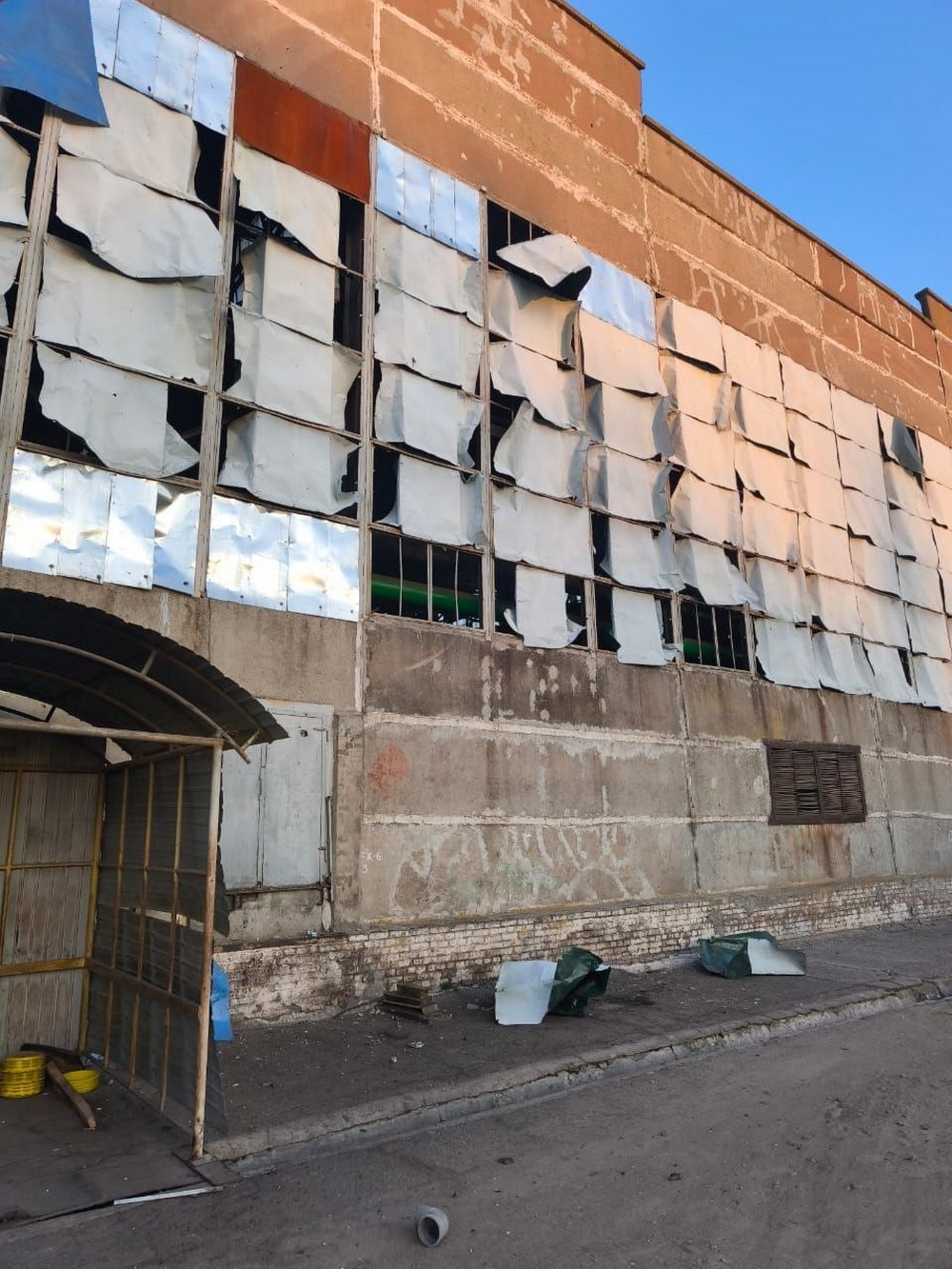 У Нікополі побито багатоповерхівки і автівки, двоє поранених у Кривому Розі, під ударом була і Синельниківщина (фото) У Нікополі побито багатоповерхівки і автівки, двоє поранених у Кривому Розі, під ударом була і Синельниківщина (фото)