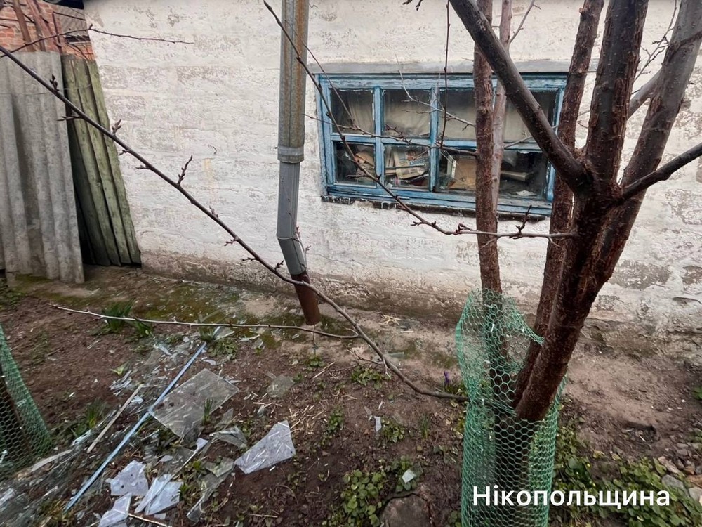 Нікопольщина була під вогнем РСЗВ і дронів, у Нікополі потрощено будинки, є поранена на Синельниківщині (фото)