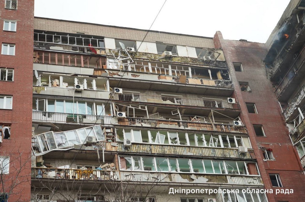Ворог вдарив по багатоповерхівці у Дніпрі 24 березня: є поранені - все, що відомо (фото, відео)