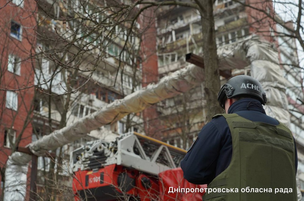 Ворог вдарив по багатоповерхівці у Дніпрі 24 березня: є поранені - все, що відомо (фото, відео)