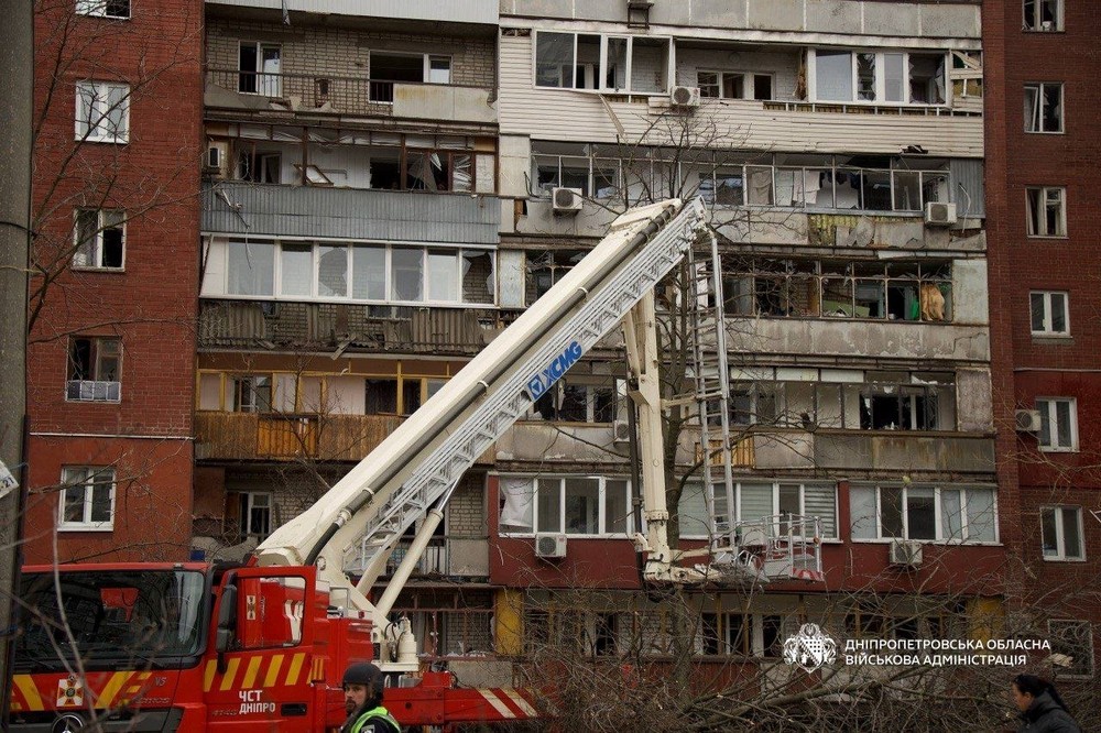 Ворог вдарив по багатоповерхівці у Дніпрі 24 березня: є поранені - все, що відомо (фото, відео)