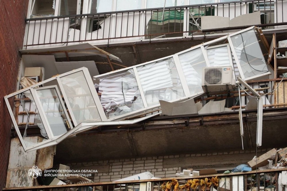 Ворог вдарив по багатоповерхівці у Дніпрі 24 березня: є поранені - все, що відомо (фото, відео)