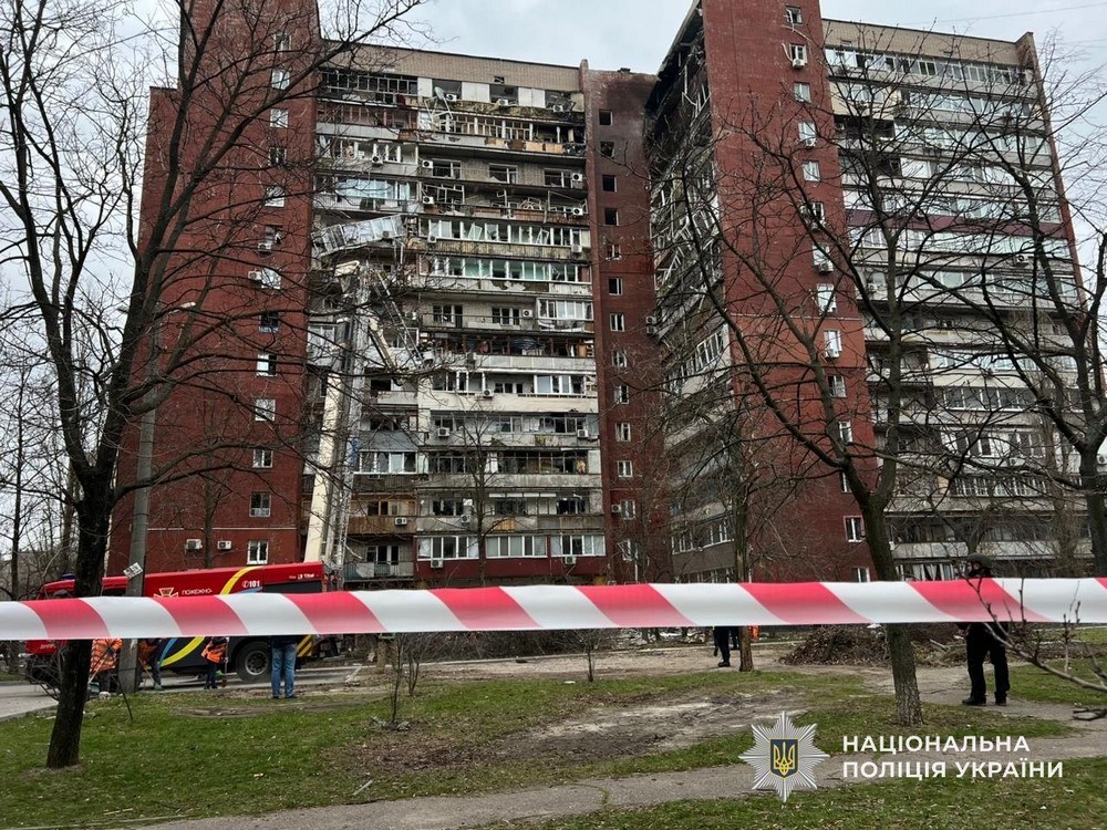 16 поранених і руйнування, 131 повідомлення про обстріли Нікополя і району, удар по Дніпру, атаки на Синельниківщину – поліція фіксує наслідки російського терору