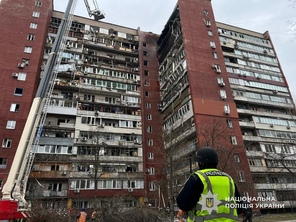 16 поранених і руйнування, 131 повідомлення про обстріли Нікополя і району, удар по Дніпру, атаки на Синельниківщину – поліція фіксує наслідки російського терору