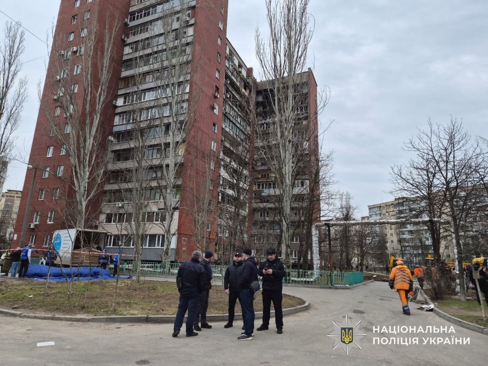 16 поранених і руйнування, 131 повідомлення про обстріли Нікополя і району, удар по Дніпру, атаки на Синельниківщину – поліція фіксує наслідки російського терору