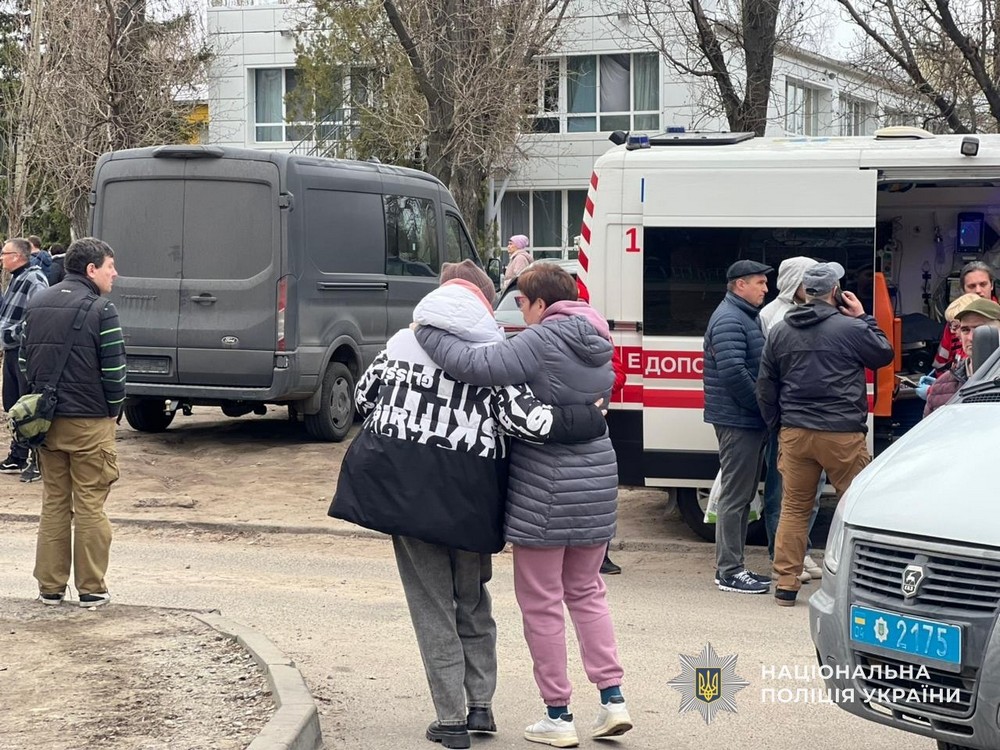 16 поранених і руйнування, 131 повідомлення про обстріли Нікополя і району, удар по Дніпру, атаки на Синельниківщину – поліція фіксує наслідки російського терору