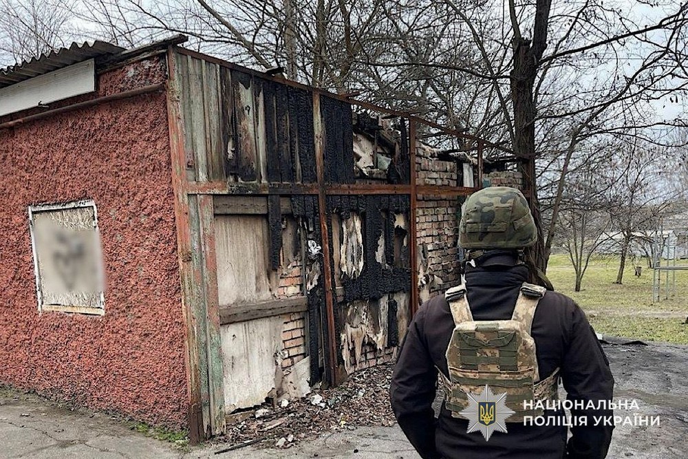 16 поранених і руйнування, 131 повідомлення про обстріли Нікополя і району, удар по Дніпру, атаки на Синельниківщину – поліція фіксує наслідки російського терору