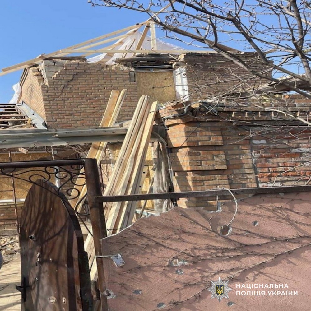 16 поранених і руйнування, 131 повідомлення про обстріли Нікополя і району, удар по Дніпру, атаки на Синельниківщину – поліція фіксує наслідки російського терору