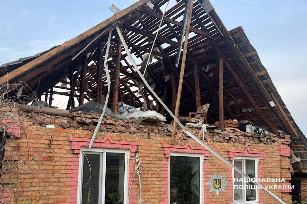 16 поранених і руйнування, 131 повідомлення про обстріли Нікополя і району, удар по Дніпру, атаки на Синельниківщину – поліція фіксує наслідки російського терору