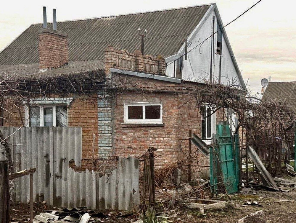 У Нікополі поранено 18-річну дівчину, побито банк, адмінбудівлю, магазин, є поранений у Дніпровському районі, під ударом була і Синельниківщина (фото)