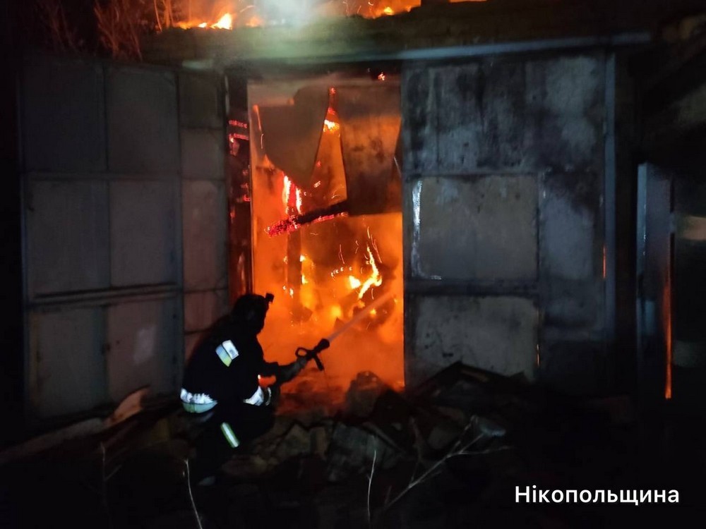 У Нікополі поранено 18-річну дівчину, побито банк, адмінбудівлю, магазин, є поранений у Дніпровському районі, під ударом була і Синельниківщина (фото)