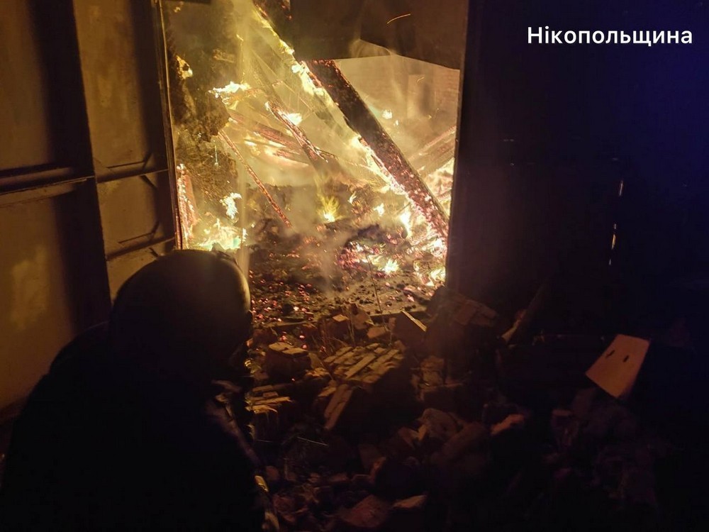 У Нікополі поранено 18-річну дівчину, побито банк, адмінбудівлю, магазин, є поранений у Дніпровському районі, під ударом була і Синельниківщина (фото)