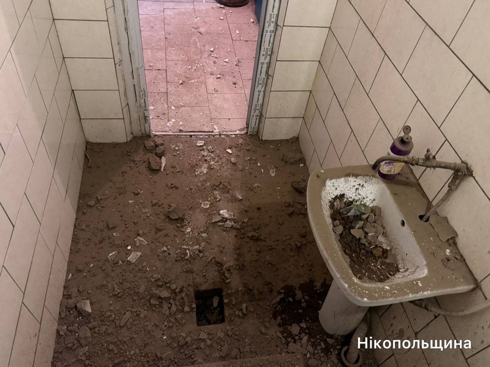 У Нікополі поранено 18-річну дівчину, побито банк, адмінбудівлю, магазин, є поранений у Дніпровському районі, під ударом була і Синельниківщина (фото)