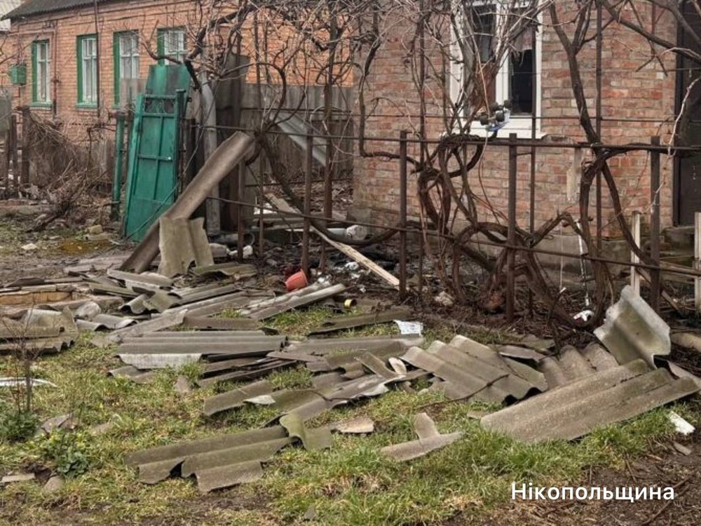 У Нікополі поранено 18-річну дівчину, побито банк, адмінбудівлю, магазин, є поранений у Дніпровському районі, під ударом була і Синельниківщина (фото)