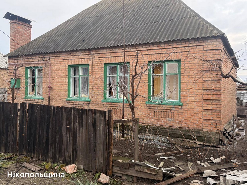 У Нікополі поранено 18-річну дівчину, побито банк, адмінбудівлю, магазин, є поранений у Дніпровському районі, під ударом була і Синельниківщина (фото)