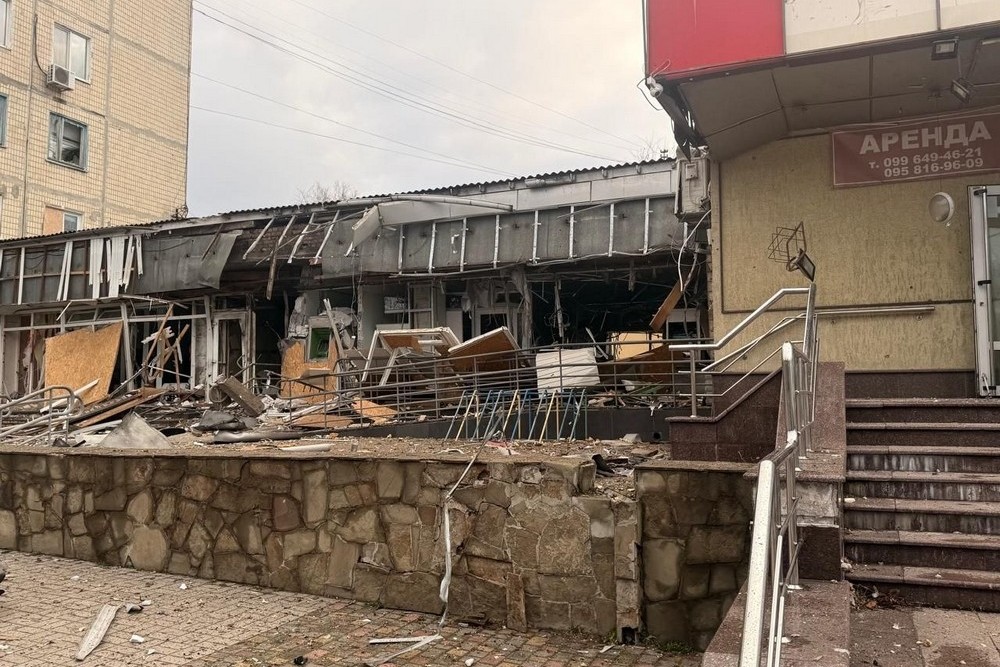 У Нікополі поранено 18-річну дівчину, побито банк, адмінбудівлю, магазин, є поранений у Дніпровському районі, під ударом була і Синельниківщина (фото)