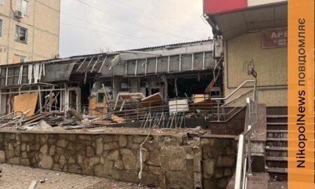 У Нікополі поранено 18-річну дівчину, побито банк, адмінбудівлю, магазин, є поранений у Дніпровському районі, під ударом була і Синельниківщина (фото)