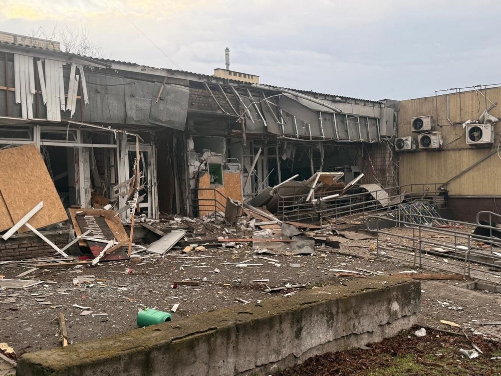 У Нікополі поранено 18-річну дівчину, побито банк, адмінбудівлю, магазин, є поранений у Дніпровському районі, під ударом була і Синельниківщина (фото)