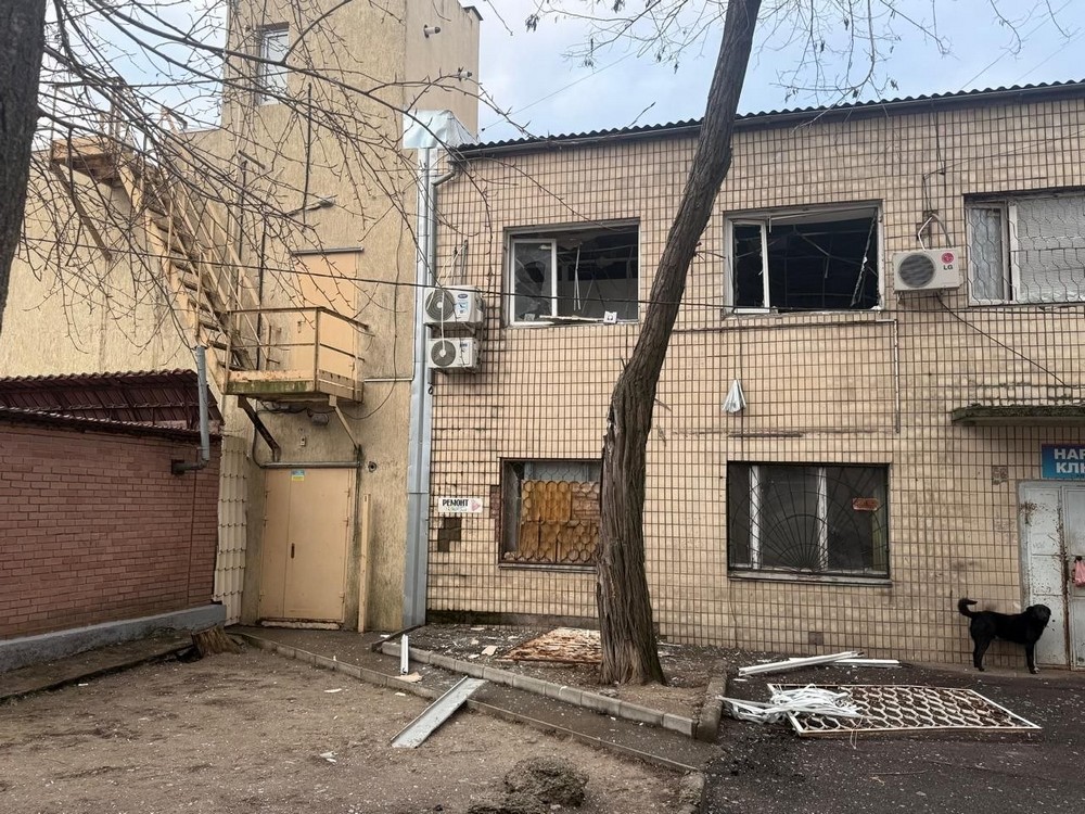 У Нікополі поранено 18-річну дівчину, побито банк, адмінбудівлю, магазин, є поранений у Дніпровському районі, під ударом була і Синельниківщина (фото)