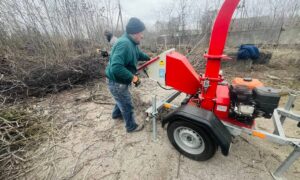 В господарстві все згодиться: на Нікопольщині гілки чагарника перетворять на паливо