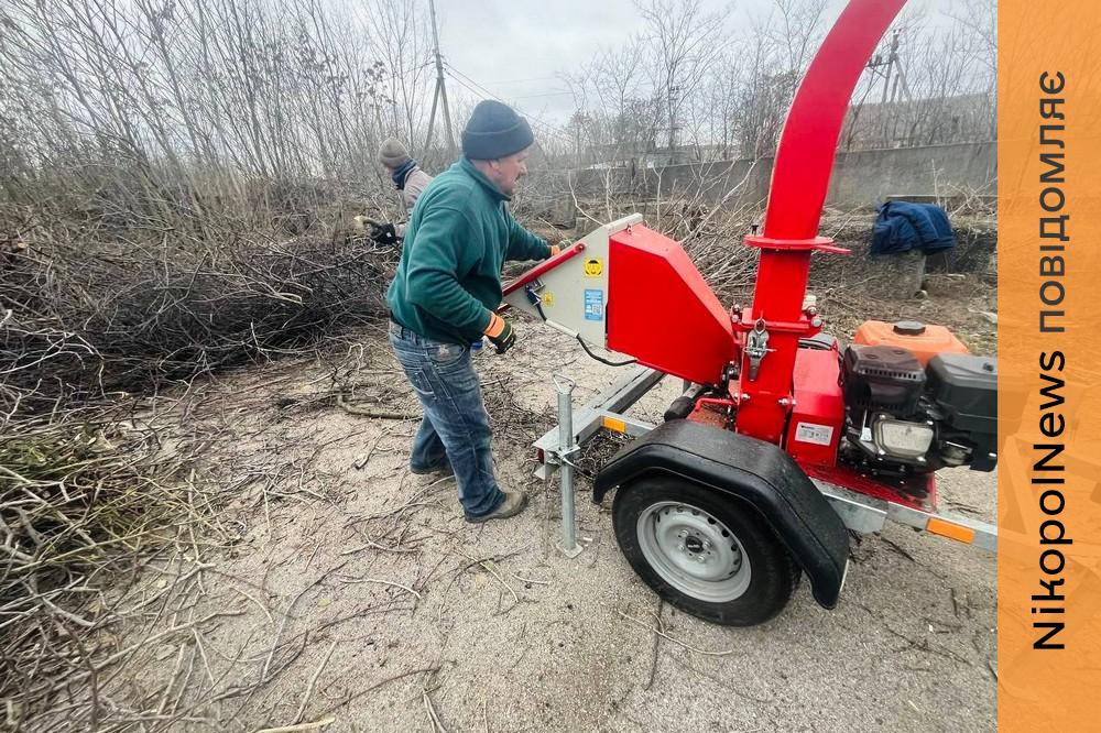 В господарстві все згодиться: на Нікопольщині гілки чагарника перетворять на паливо
