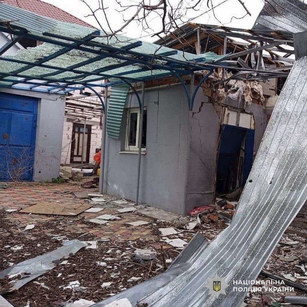 Ворог вдарив по швидкій, скутеру, авто і будинку на Нікопольщині – четверо поранених, також постраждалий у Дніпровському районі, під ударом були Криворіжжя і Синельниківщина (фото)