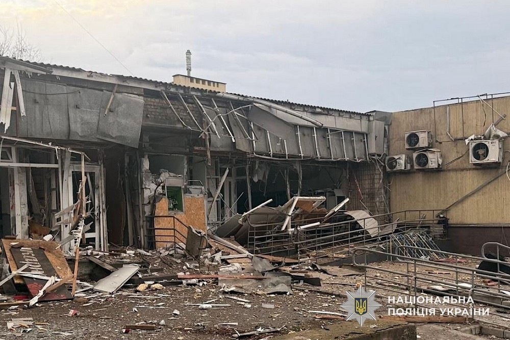 Ворог вдарив по швидкій, скутеру, авто і будинку на Нікопольщині – четверо поранених, також постраждалий у Дніпровському районі, під ударом були Криворіжжя і Синельниківщина (фото)