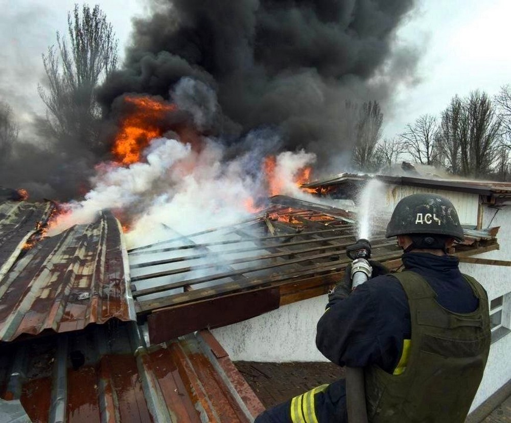 Є поранені у Нікополі і Кам’янському районі, пошкоджені лазня, підприємства, будинки, сталися пожежі (фото) Є поранені у Нікополі і Кам’янському районі, пошкоджені лазня, підприємства, будинки, сталися пожежі (фото)