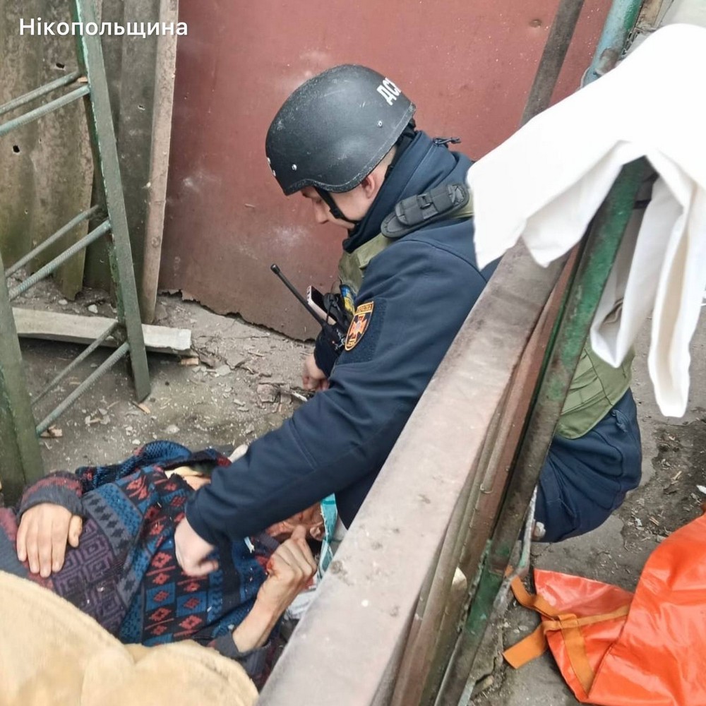 Є поранені у Нікополі і Кам’янському районі, пошкоджені лазня, підприємства, будинки, сталися пожежі (фото) Є поранені у Нікополі і Кам’янському районі, пошкоджені лазня, підприємства, будинки, сталися пожежі (фото)