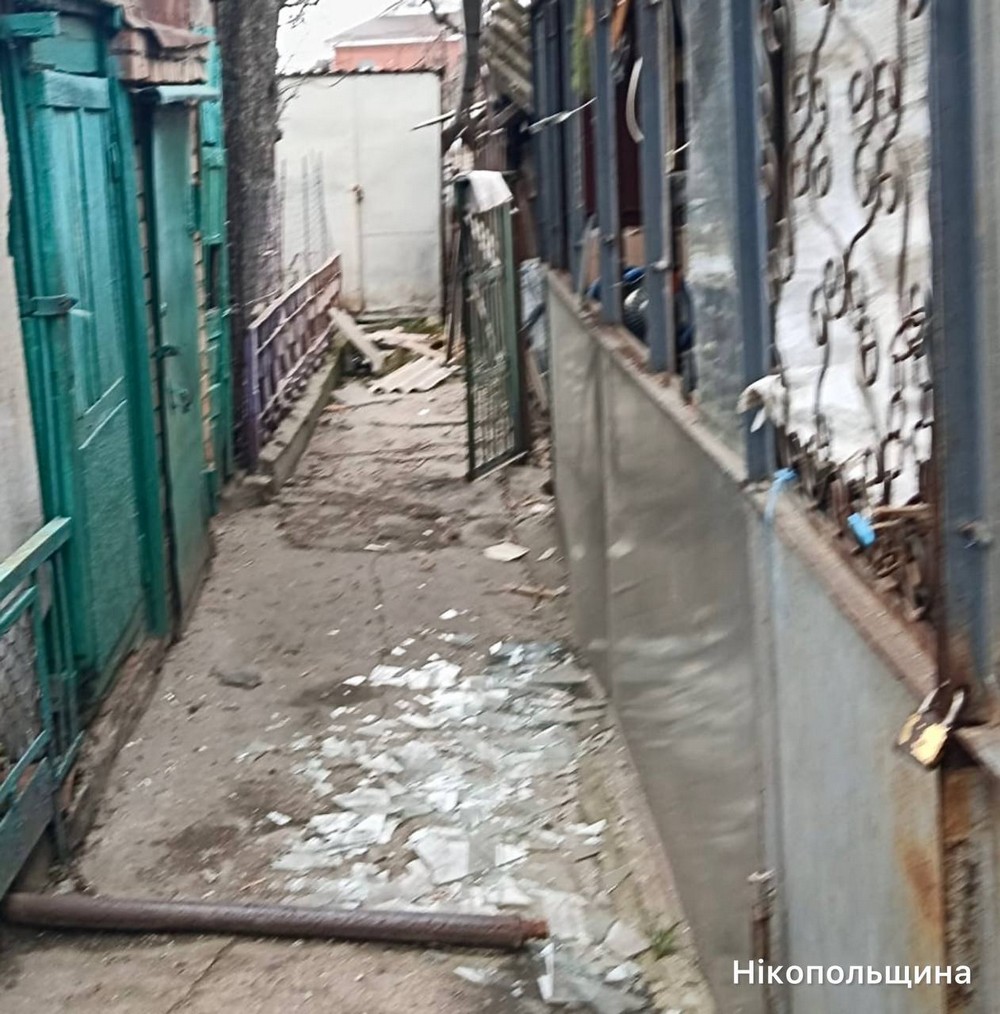 Є поранені у Нікополі і Кам’янському районі, пошкоджені лазня, підприємства, будинки, сталися пожежі (фото) Є поранені у Нікополі і Кам’янському районі, пошкоджені лазня, підприємства, будинки, сталися пожежі (фото)