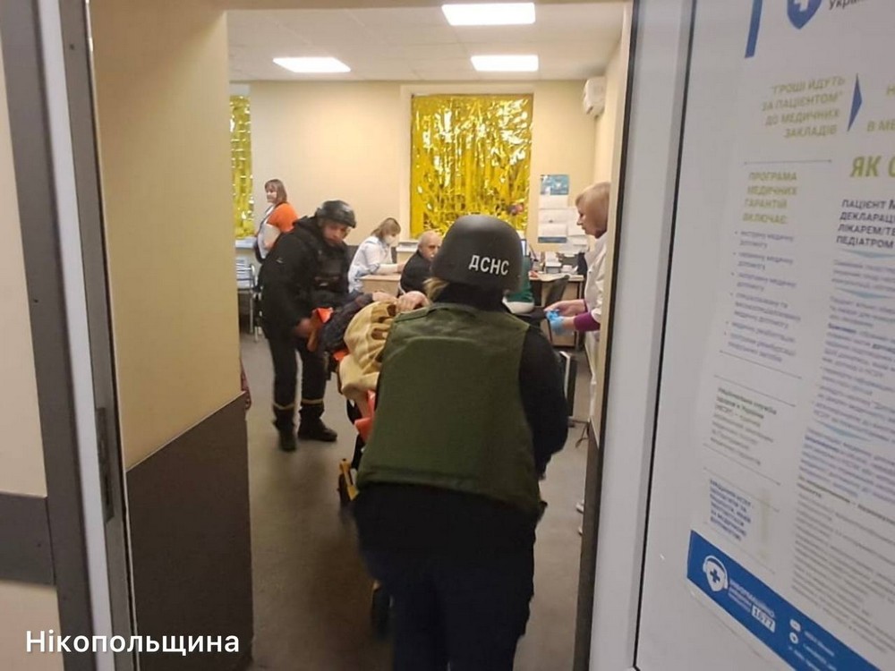 Є поранені у Нікополі і Кам’янському районі, пошкоджені лазня, підприємства, будинки, сталися пожежі (фото) Є поранені у Нікополі і Кам’янському районі, пошкоджені лазня, підприємства, будинки, сталися пожежі (фото)