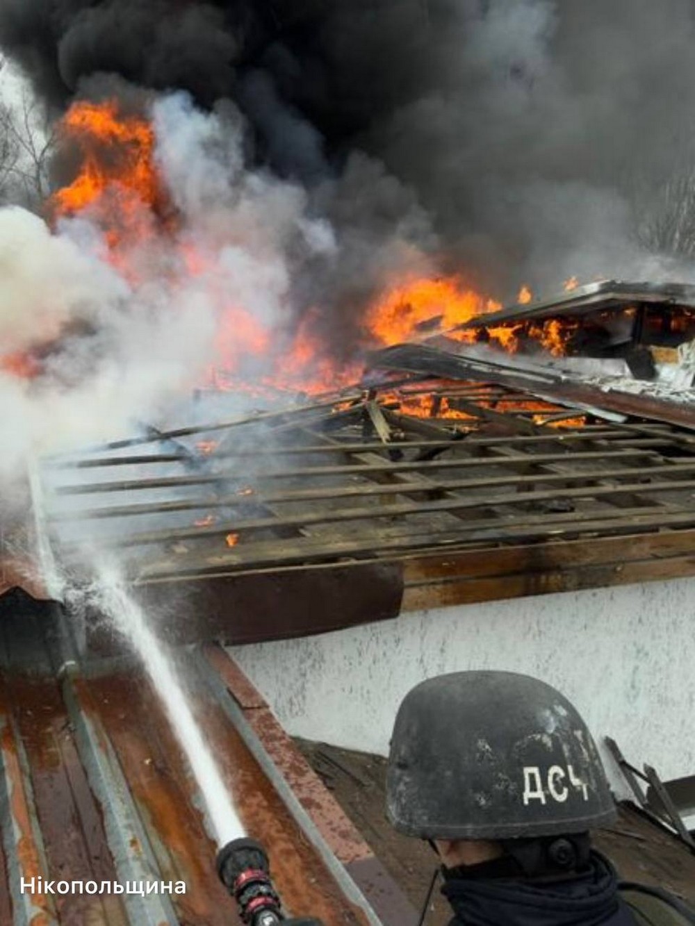 Є поранені у Нікополі і Кам’янському районі, пошкоджені лазня, підприємства, будинки, сталися пожежі (фото) Є поранені у Нікополі і Кам’янському районі, пошкоджені лазня, підприємства, будинки, сталися пожежі (фото)