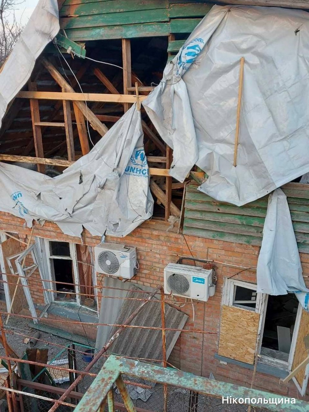 Є поранені у Нікополі і Кам’янському районі, пошкоджені лазня, підприємства, будинки, сталися пожежі (фото) Є поранені у Нікополі і Кам’янському районі, пошкоджені лазня, підприємства, будинки, сталися пожежі (фото)