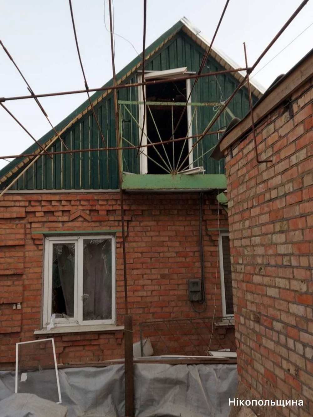 Є поранені у Нікополі і Кам’янському районі, пошкоджені лазня, підприємства, будинки, сталися пожежі (фото) Є поранені у Нікополі і Кам’янському районі, пошкоджені лазня, підприємства, будинки, сталися пожежі (фото)