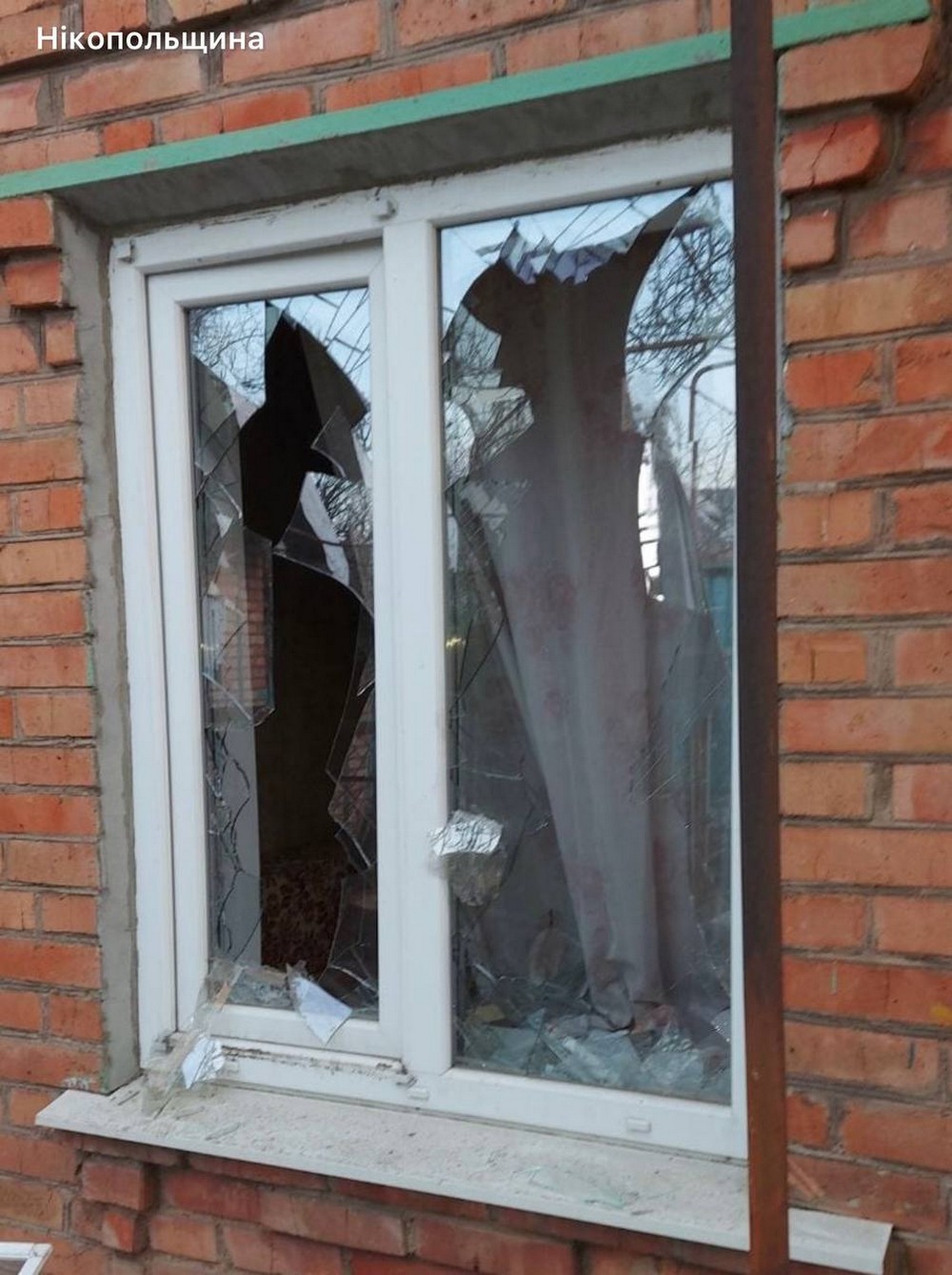 Є поранені у Нікополі і Кам’янському районі, пошкоджені лазня, підприємства, будинки, сталися пожежі (фото) Є поранені у Нікополі і Кам’янському районі, пошкоджені лазня, підприємства, будинки, сталися пожежі (фото)