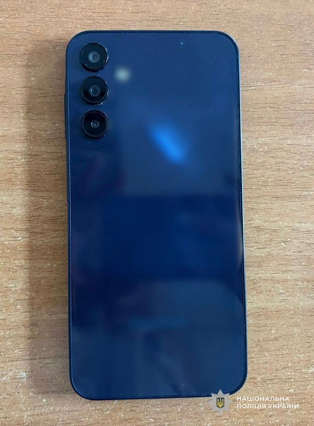 У Нікополі чоловік напав на вулиці на ветерана з протезом і пограбував його, вирвавши з рук телефон. Підозрюваного вже затримали.